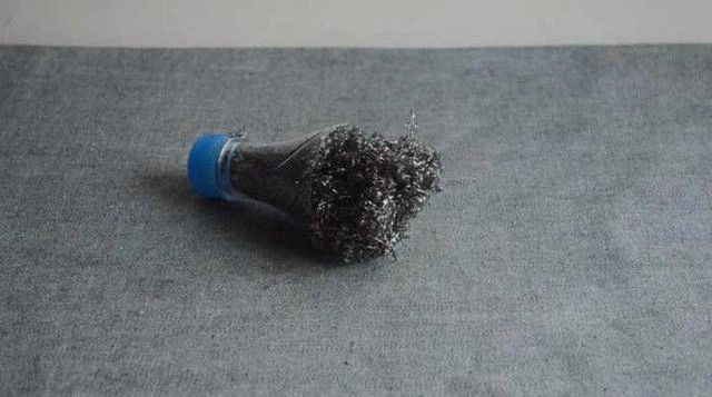Chỉ mất 2 phút chị em có ngay dụng cụ cọ nồi không đau tay mà sạch sẽ vô cùng - 7