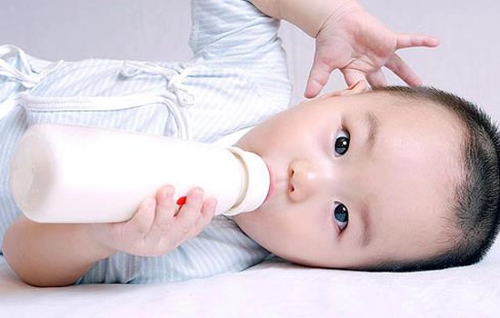 Cho con uống sữa kiểu này bảo sao không có chất dinh dưỡng lại hay đau bụng - 2