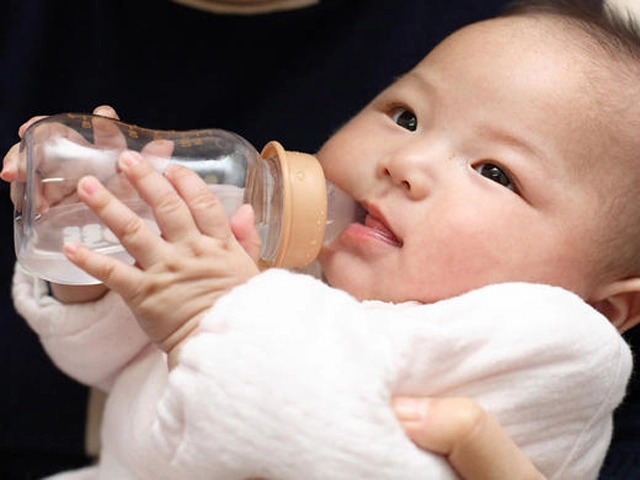 Cho trẻ sơ sinh uống thêm nước lọc cẩn thận hại con - 1