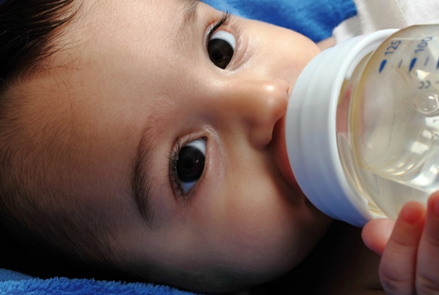 Cho trẻ sơ sinh uống thêm nước lọc cẩn thận hại con - 2