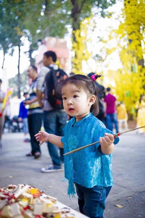 Con gái hôn xuân lan giữa phố xuân sài gòn - 8