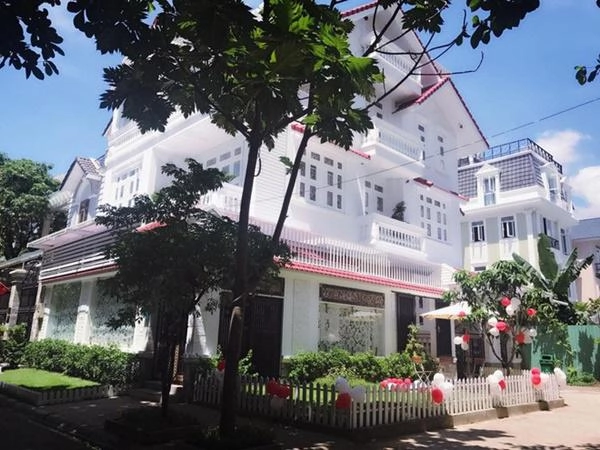 Cuộc sống của vy oanh và chồng đại gia trong biệt thự triệu đô ở sài gòn - 2