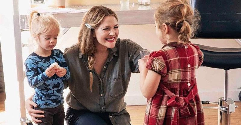 Diễn viên drew barrymore luôn để thứ này trong túi để trị thói ăn vạ của con ngay lập tức - 1