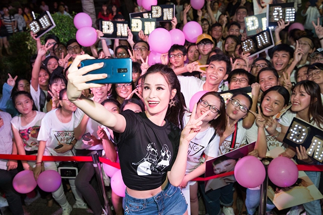 Đông nhi chiều fan hết nấc với loạt ảnh selfie trên galaxy a6 - 3