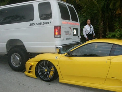  ferrari f430 rúc gầm xe chở học sinh ở florida - 4