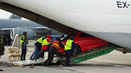  ferrari f430 vận chuyển bằng máy bay - 2