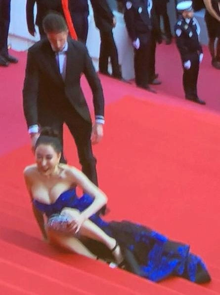 Hoa hậu trung quốc giả vờ ngã để gây chú ý trên thảm đỏ cannes 2018 - 2