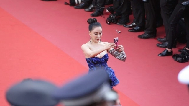 Hoa hậu trung quốc giả vờ ngã để gây chú ý trên thảm đỏ cannes 2018 - 3