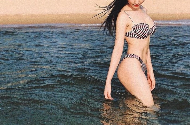 Hòa minzy diện bikini khoe vòng một bên to bên nhỏ - 3