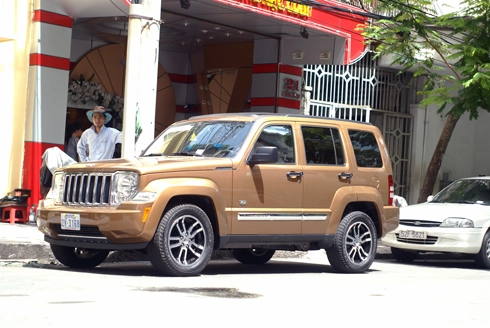  jeep cherokee limited phong trần trên phố sài gòn - 1