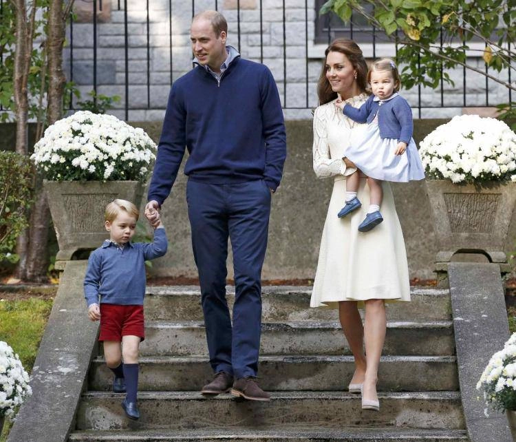 Kate middleton - bà mẹ quý tộc sẵn sàng ngồi xuống đòi một đứa trẻ trả đồ chơi cho con - 3