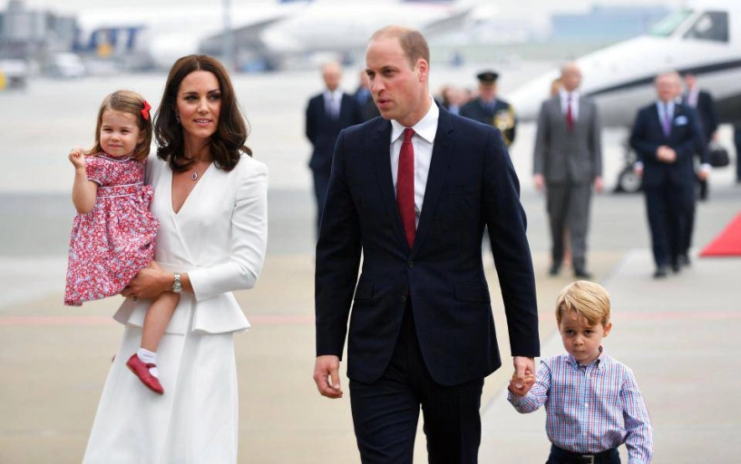 Kate middleton - bà mẹ quý tộc sẵn sàng ngồi xuống đòi một đứa trẻ trả đồ chơi cho con - 4