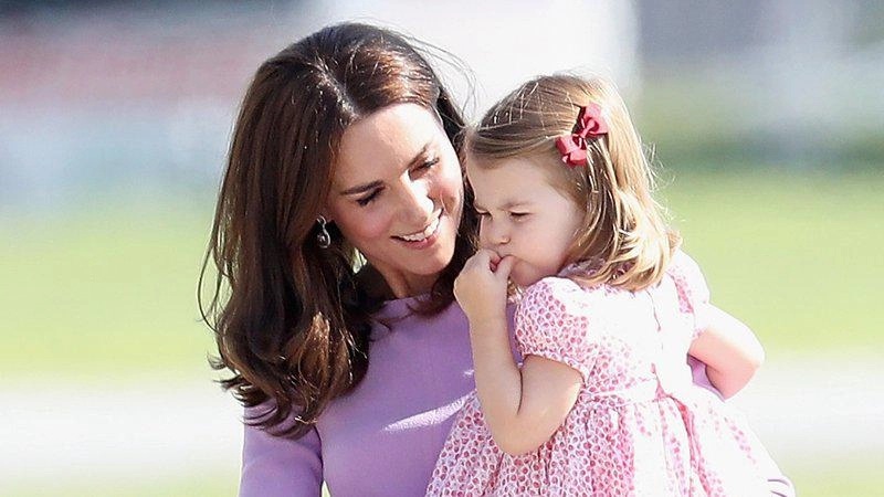 Kate middleton - bà mẹ quý tộc sẵn sàng ngồi xuống đòi một đứa trẻ trả đồ chơi cho con - 6