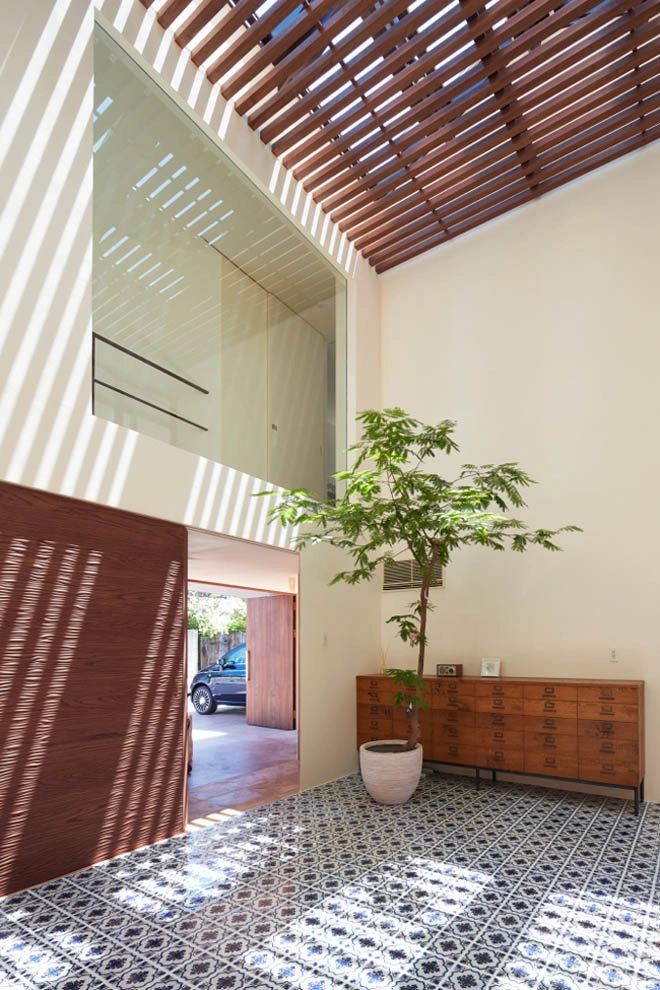 Không ngờ bên trong vẻ ngoài cục mịch là căn nhà đẹp như resort - 2