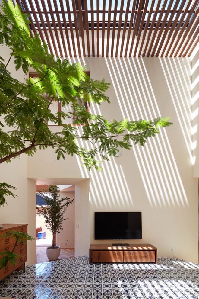 Không ngờ bên trong vẻ ngoài cục mịch là căn nhà đẹp như resort - 7