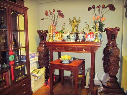Lau dọn bàn thờ trước khi cúng ông công ông táo có nên hay không - 1