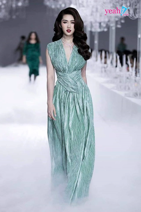 Lầy như diệu nhi thấy thúy ngân đi catwalk đến chỗ mình liền la lên nhắc nhở hóp bụng lại hóp bụng lại - 3