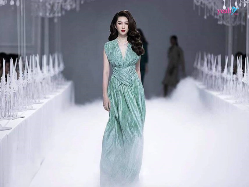 Lầy như diệu nhi thấy thúy ngân đi catwalk đến chỗ mình liền la lên nhắc nhở hóp bụng lại hóp bụng lại - 1