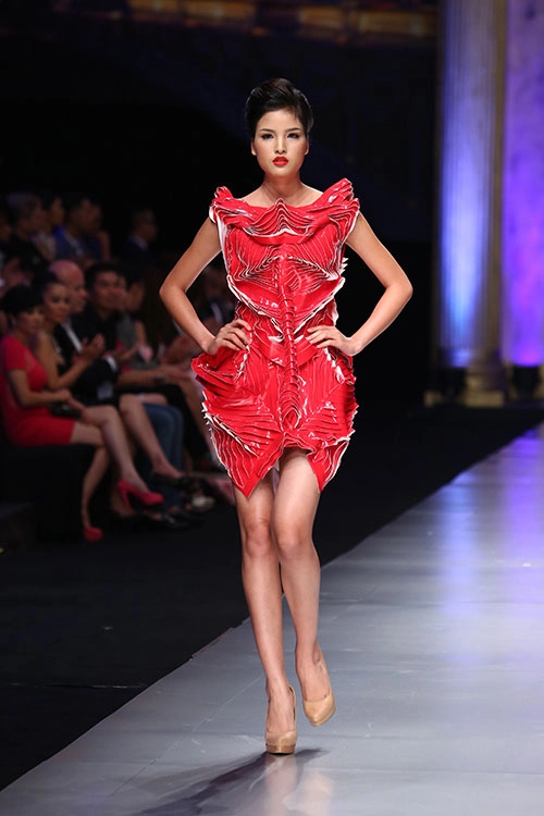 Lý giám tiền lên ngôi quán quân project runway 2014 - 5