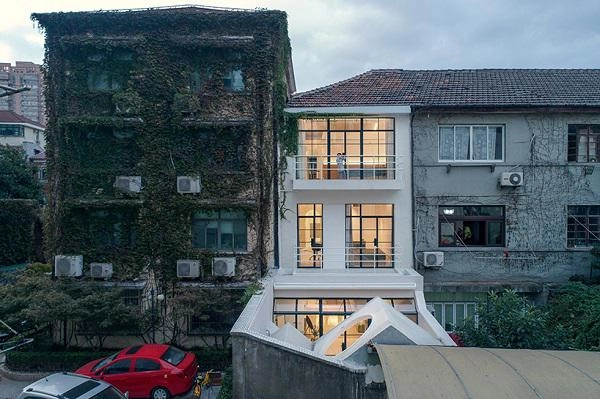 Ngỡ ngàng nhà 3 tầng trắng muốt đẹp như tranh nổi bần bật giữa dãy phố cổ kính - 1