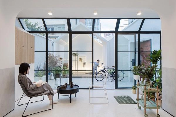 Ngỡ ngàng nhà 3 tầng trắng muốt đẹp như tranh nổi bần bật giữa dãy phố cổ kính - 3