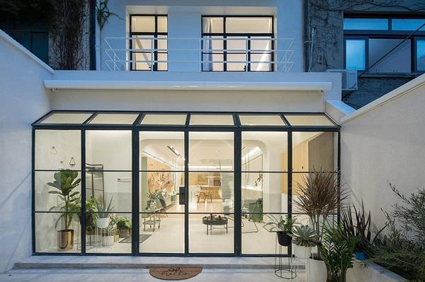 Ngỡ ngàng nhà 3 tầng trắng muốt đẹp như tranh nổi bần bật giữa dãy phố cổ kính - 4