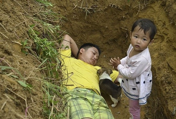 Người cha đào huyệt nằm cùng con gái bị bệnh nhận được tiền quyên góp từ cộng đồng mạng - 3