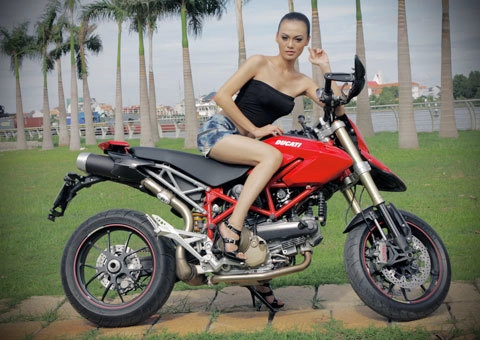  người mẫu bên ducati hypermotard 1100s - 7