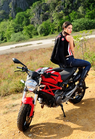  người mẫu ducati monster 795 - 3