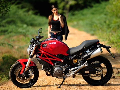  người mẫu ducati monster 795 - 4