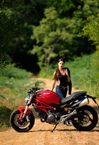  người mẫu ducati monster 795 - 6