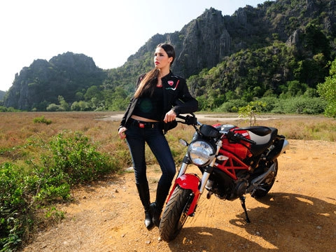  người mẫu ducati monster 795 - 7