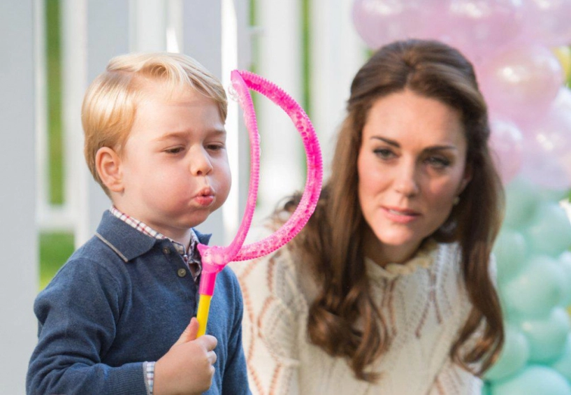 Những bức ảnh chứng minh là công nương nhưng với con kate middleton cũng là người mẹ bình dị - 2