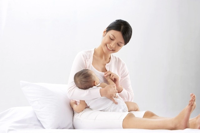 Những việc mẹ cần làm khi trẻ sơ sinh bị viêm họng - 3