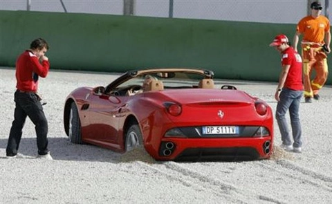  siêu xe ferrari california mắc cạn - 1