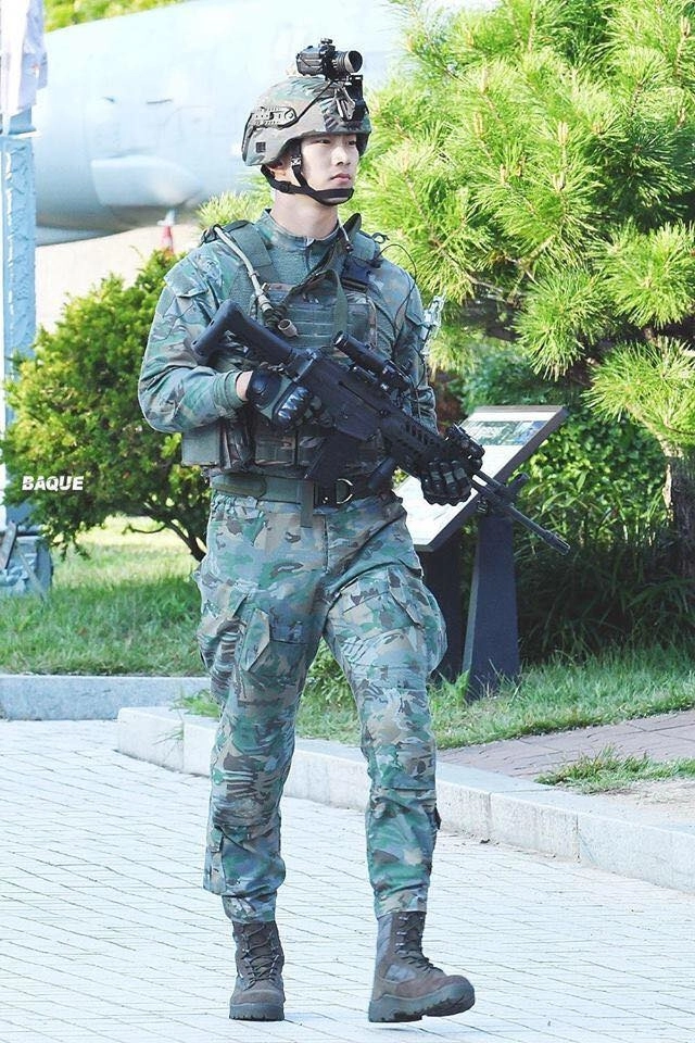 Taecyeon - 2pm đẹp như tượng tạc trong trang phục quân nhân khiến fan mê mệt - 1