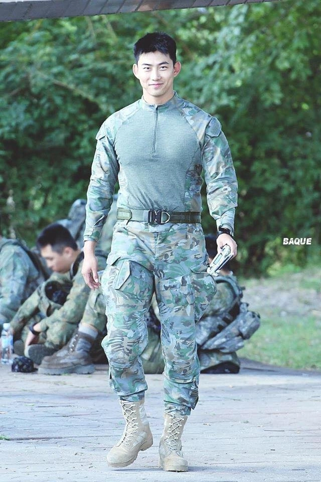 Taecyeon - 2pm đẹp như tượng tạc trong trang phục quân nhân khiến fan mê mệt - 4