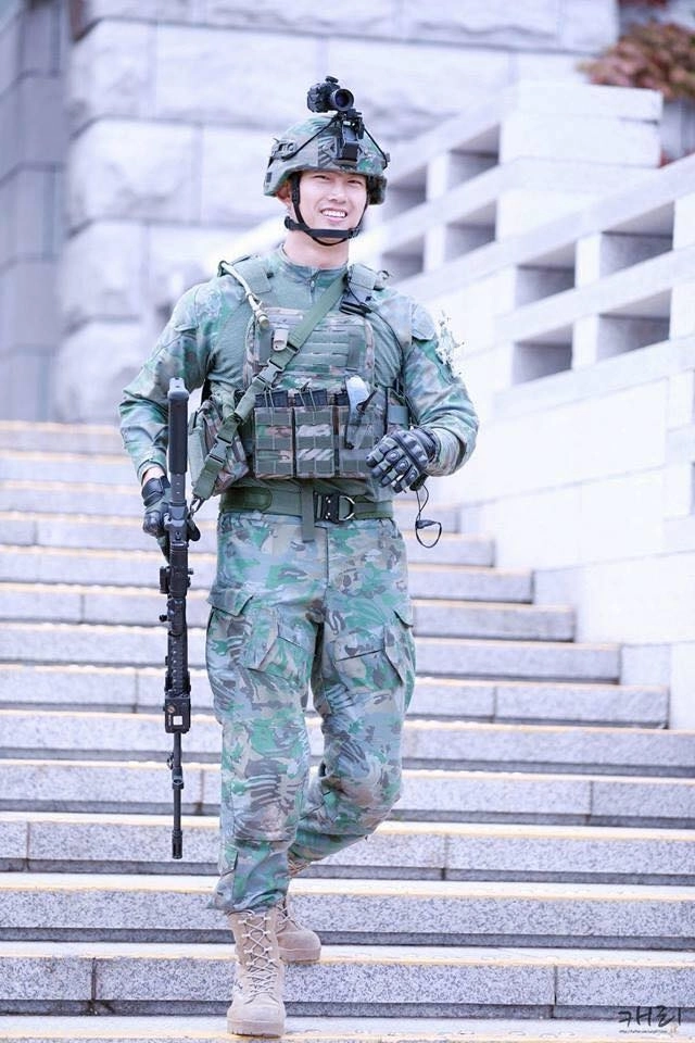 Taecyeon - 2pm đẹp như tượng tạc trong trang phục quân nhân khiến fan mê mệt - 6