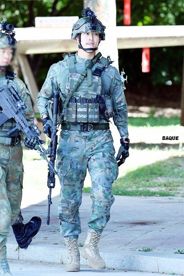 Taecyeon - 2pm đẹp như tượng tạc trong trang phục quân nhân khiến fan mê mệt - 7