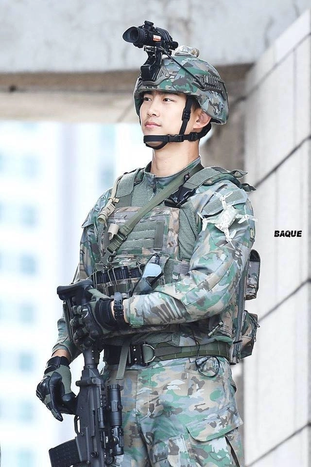Taecyeon - 2pm đẹp như tượng tạc trong trang phục quân nhân khiến fan mê mệt - 8