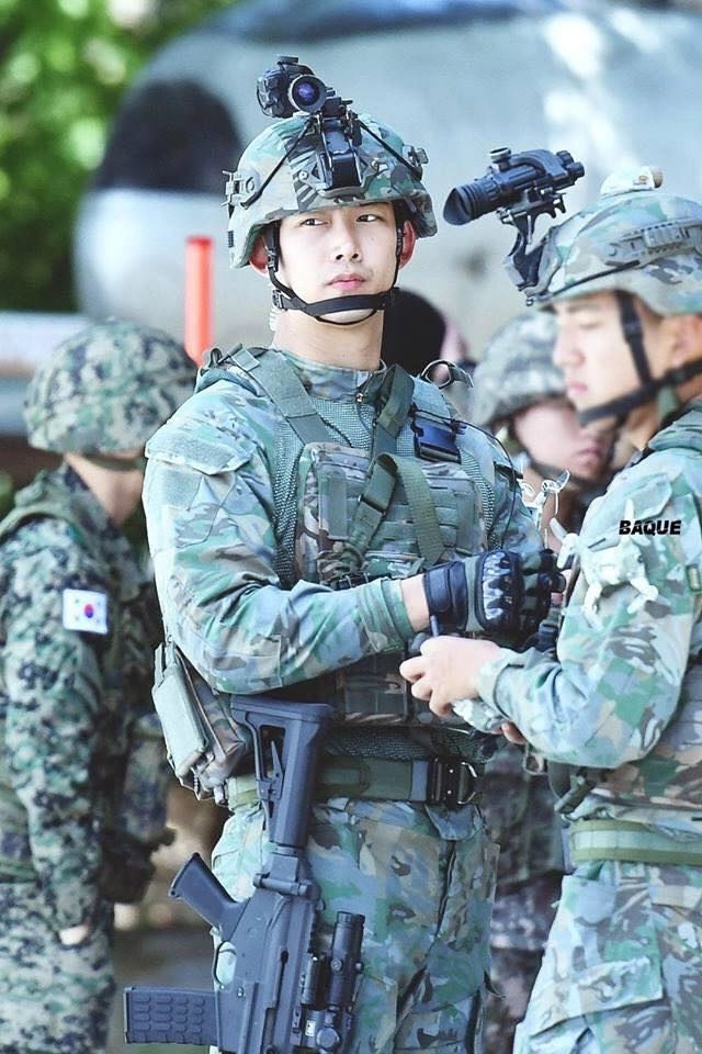 Taecyeon - 2pm đẹp như tượng tạc trong trang phục quân nhân khiến fan mê mệt - 9