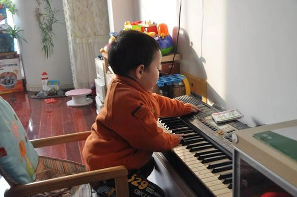 Tập piano 1 giờ mỗi ngày sau 3 năm sự phát triển của trẻ vượt quá sức tưởng tượng - 1