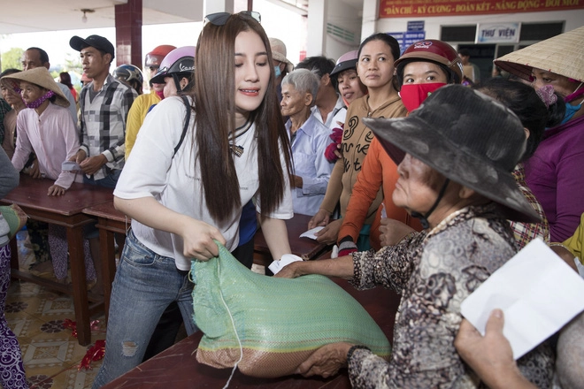 Tố my đưa các học trò về bến tre làm từ thiện cuối năm - 5