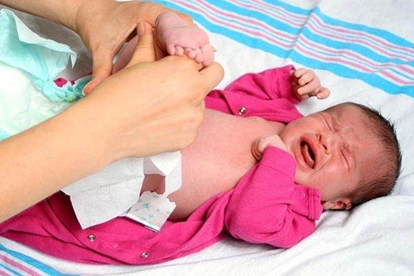 Trẻ sơ sinh bị tiêu chảy dấu hiệu và cách khắc phục - 1