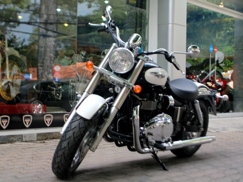  triumph america 2011 đầu tiên cập cảng sài gòn - 1