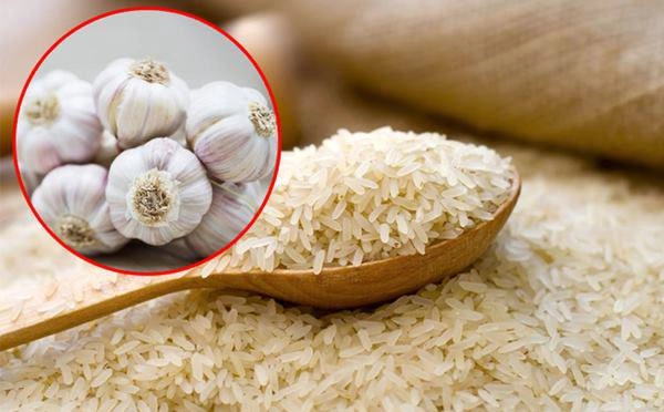 Âm thầm vùi nắm muối vào thùng gạo vợ hốt hoảng gọi chồng ra xem thành quả - 1