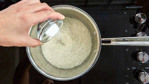 Âm thầm vùi nắm muối vào thùng gạo vợ hốt hoảng gọi chồng ra xem thành quả - 3