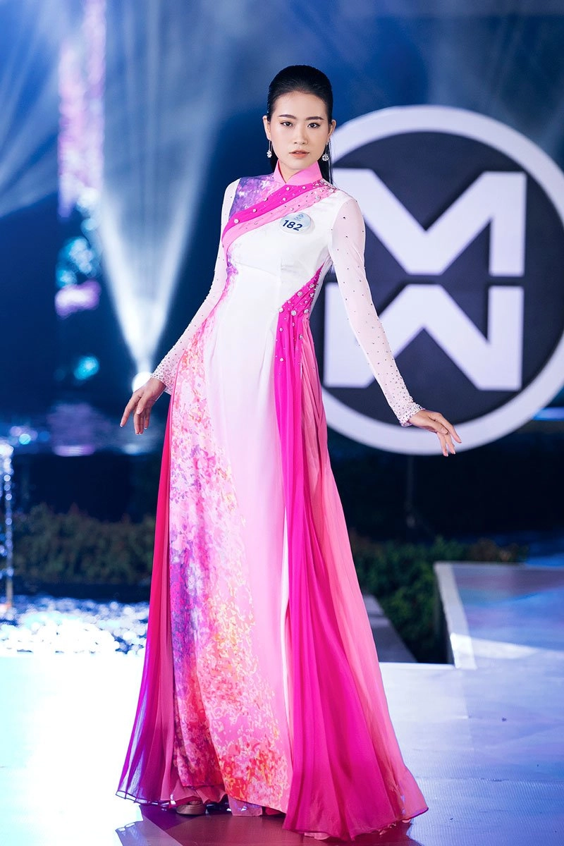 Catwalk trên đôi giày cao 15cm chuyên nghiệp như mai phương thuý cũng gặp tai nạn - 7