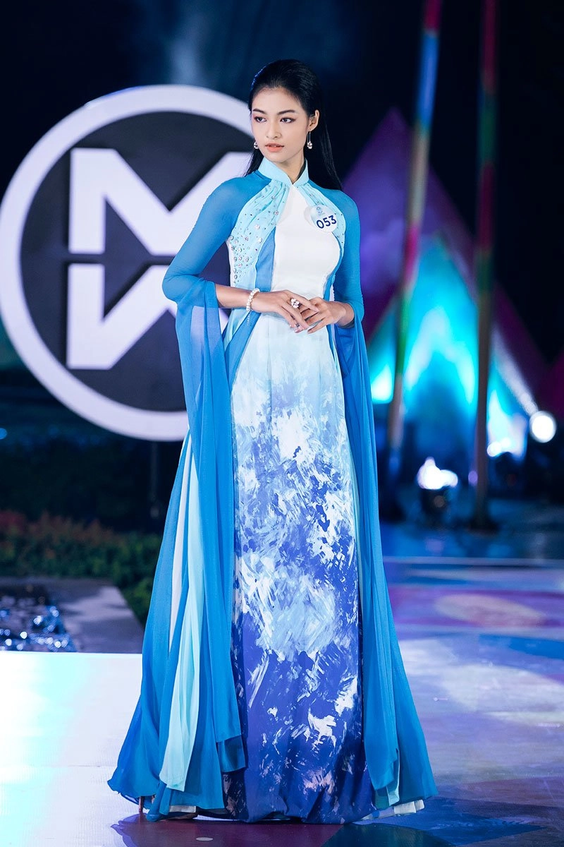 Catwalk trên đôi giày cao 15cm chuyên nghiệp như mai phương thuý cũng gặp tai nạn - 8