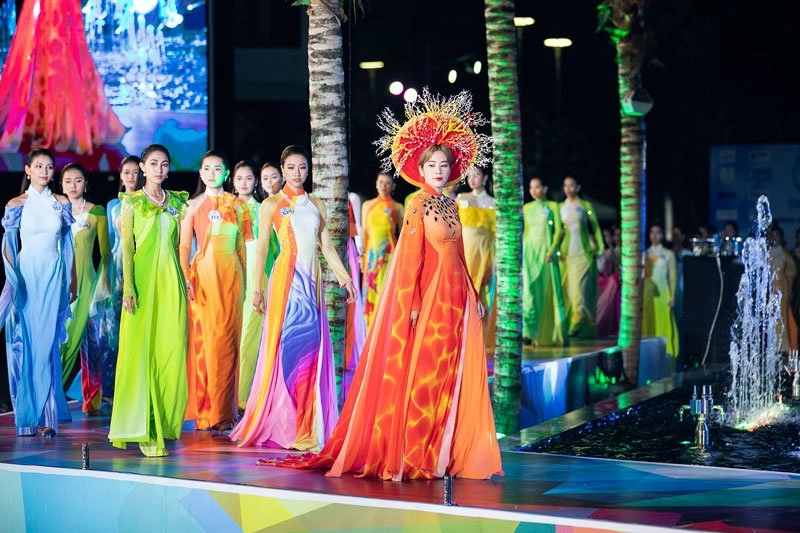 Catwalk trên đôi giày cao 15cm chuyên nghiệp như mai phương thuý cũng gặp tai nạn - 11